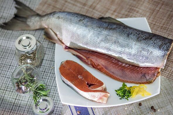 Keta ist ein relativ preiswerter Fisch, reich an Spurenelementen, die für einen Mann notwendig sind. 